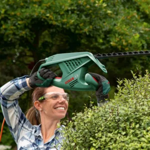 Bosch Cortasetos Eléctrico EasyHedgeCut 45 ejemplo de uso
